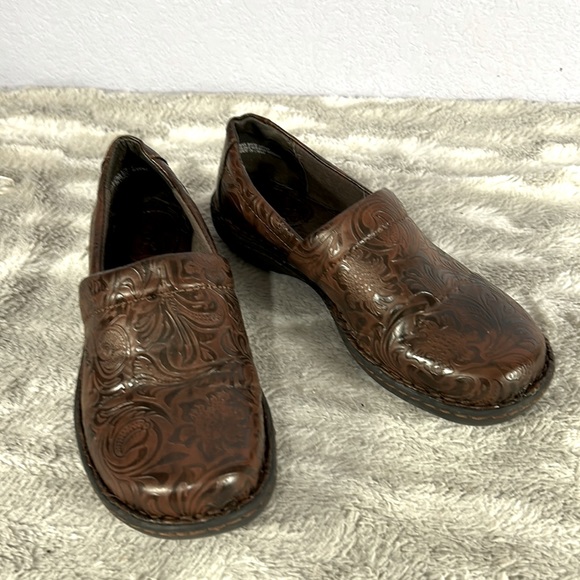 BOC Embossed Peggy Brown Vegan Leather Slip On clog sz 7.5 - Picture 2 of 10
